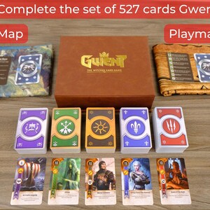 Puede incluir: Un juego de cartas Gwent completo, que incluye una caja marr&oacute;n con letras doradas, tapetes de juego y barajas de cartas. La imagen muestra el texto "Complete the set of 527 cards Gwent". Tambi&eacute;n se ven cartas individuales.