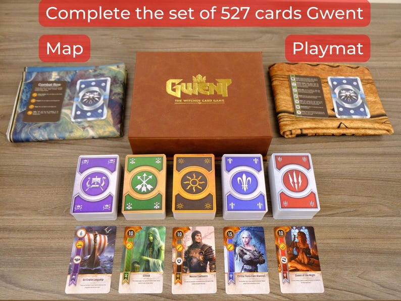 Puede incluir: Un juego de cartas Gwent completo, que incluye una caja marr&oacute;n con letras doradas, tapetes de juego y barajas de cartas. La imagen muestra el texto "Complete the set of 527 cards Gwent". Tambi&eacute;n se ven cartas individuales.