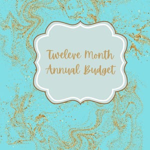 Puede incluir: Un planificador de presupuesto anual en color turquesa y dorado. La portada presenta un marco azul claro adornado con las palabras "Twelve Month Annual Budget" en letras doradas. El fondo tiene un diseño de mármol turquesa con purpurina dorada.