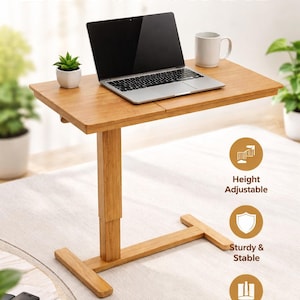 Peut inclure: Support d'ordinateur portable réglable en bois de bambou naturel. Le support a un plateau rectangulaire avec un ordinateur portable, une tasse blanche et une petite plante en pot. Le support est réglable en hauteur et robuste. Le texte sur l'image indique : "Adjustable Wooden Laptop Stand."