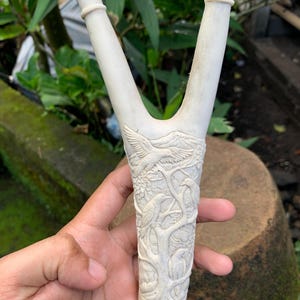 Puede incluir: Un letrero de madera hecho a mano con la palabra "Welcome" en una fuente juguetona. El letrero está pintado de blanco con un acabado envejecido y presenta un pequeño corazón decorativo. Dimensiones: aproximadamente 30 cm de ancho y 15 cm de alto.