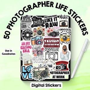 Peut inclure: Un ensemble de 50 autocollants numériques illustrant des appareils photo et des citations sur la photographie comme "Life is like photography", "Photographers like it raw" et "In my editing era", affichés sur une tablette avec un stylet blanc.