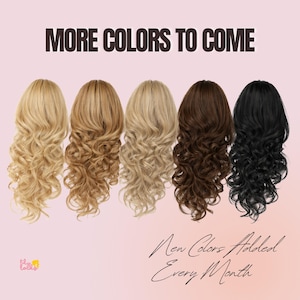Puede incluir: Cinco extensiones de cabello rizado en tonos rubios, marr&oacute;n claro, marr&oacute;n oscuro y negro se muestran sobre un fondo rosa. El texto "MORE COLORS TO COME" est&aacute; en la parte superior, con "New Colors Added Every Month" debajo.