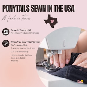 Puede incluir: Imagen de una m&aacute;quina de coser cosiendo una extensi&oacute;n de cola de caballo negra. El texto dice "PONYTAILS SEWN IN THE USA" y "Made in Texas". Texto adicional destaca el origen del producto, el apoyo a una empresa propiedad de mujeres y la artesan&iacute;a estadounidense.