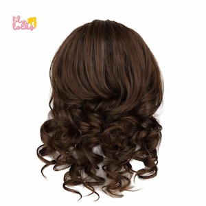 Könnte beinhalten: Eine braune, lockige Perücke mit einem mehrschichtigen Stil. Das Haar hat eine satte, dunkelbraune Farbe mit subtilen Highlights. Die Locken sind voluminös und fallen kaskadenartig herab, wodurch ein voller und strukturierter Look entsteht. Die Perücke ist zum Tragen bestimmt.