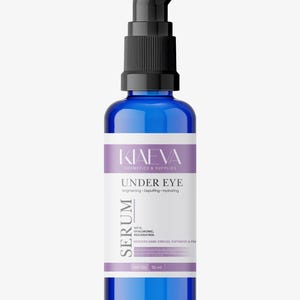 Op de afbeelding: Een blauwe glazen fles met oogserum en een zwarte pomp. Het etiket toont "KIAEVA COSMETICS & SUPPLIES" en "UNDER EYE SERUM", met details over de voordelen. De fles bevat 30 ml product.