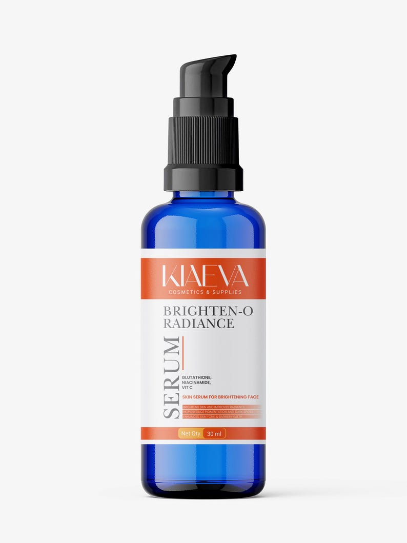 Puede incluir: Una botella de suero de vidrio azul con un dispensador de bomba negro. La etiqueta dice "KIAEVA COSMETICS & SUPPLIES BRIGHTEN-O RADIANCE SERUM" con ingredientes. La botella contiene 30 ml de suero para iluminar la cara.