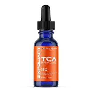 Könnte beinhalten: Eine blaue Glastropfflasche mit schwarzem Verschluss, die eine 30 ml professionelle Peeling-Lösung enthält. Das orangefarbene Etikett trägt den Text TCA THERAPY CARE, EXFOLIANT, 25% PROFESSIONAL EXFOLIATING SOLUTION FOR COSMETIC USE ONLY.