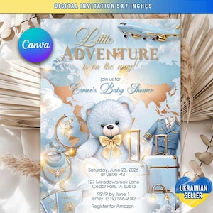 Könnte beinhalten: Digitale Babyparty-Einladung mit Reisemotiv. Das Design zeigt einen hellblauen Teddybären, einen Globus, ein Flugzeug und Gepäck vor einem Hintergrund mit Weltkarte. Der Text enthält "Little Adventure is on the way!" und Eventdetails.