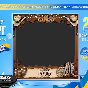 Może przedstawiać: Niestandardowa nakładka na fotobudkę 360 w stylu western. Projekt zawiera kapelusze kowbojskie, buty, beczki i tekst "Glenn Family Reunion 2025". Nakładka została wykonana przez ukraińskiego projektanta i oferuje dostawę w 24 godziny.