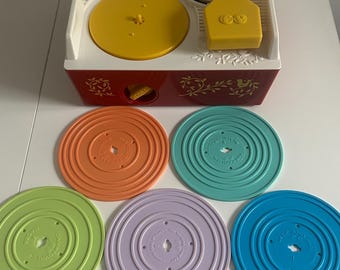 Fisher-Price 2014 Reproduction Musical Record Player – Retro Style Musical Toy for Children – Music Box