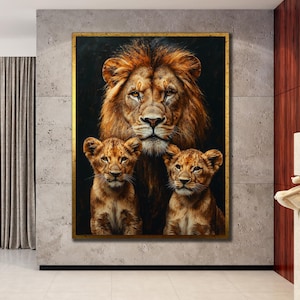 Könnte beinhalten: Ein gerahmtes Kunstwerk mit einem Löwen und zwei Jungen. Der Löwe hat eine goldene Mähne und einen ernsten Gesichtsausdruck. Die Jungen haben eine ähnliche Färbung. Das Kunstwerk ist goldgerahmt und hängt an einer Wand.
