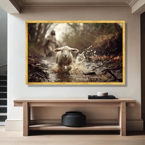Könnte beinhalten: Ein rechteckiges Wandbild, das ein weißes Lamm zeigt, das durch einen flachen Bach läuft und Wasserspritzer erzeugt. Die Szene spielt in einem Waldgebiet mit einer unscharfen Figur im Hintergrund. Das Kunstwerk ist in einem dünnen Goldrahmen.