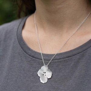 Puede incluir: Juego de tres tazas de cerámica con acabado mate moteado. Las tazas son de color crema, gris claro y gris oscuro. Cada taza tiene un diseño simple y minimalista, ideal para café o té.