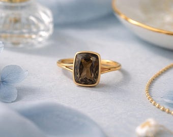 Anillo de cuarzo ahumado con talla cojín, banda de plata de ley 925 con bisel, joyería minimalista llamativa.