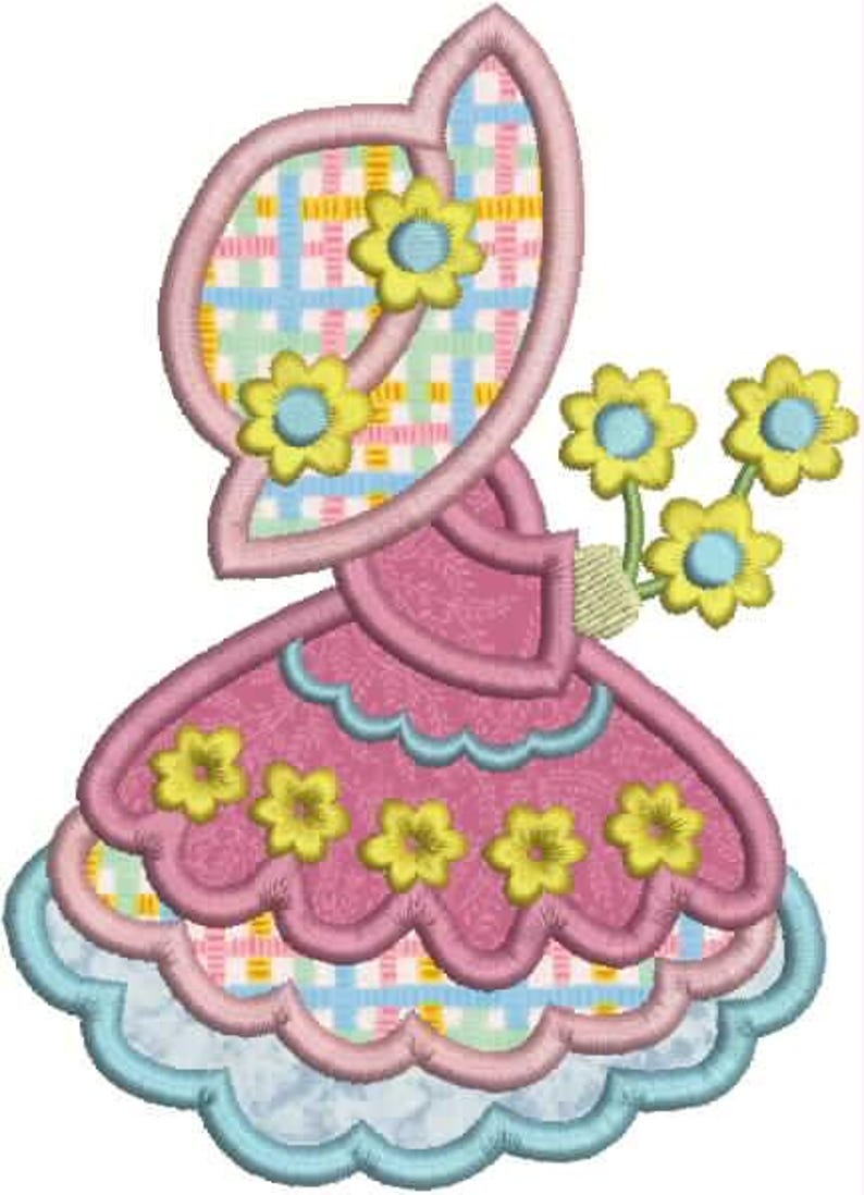 Pu&ograve; includere: Design ricamato di un cappello e di un vestito in rosa, blu e giallo. Il cappello ha un motivo a quadri al centro. Fiori gialli con centri blu sono posti sul cappello e sul vestito.