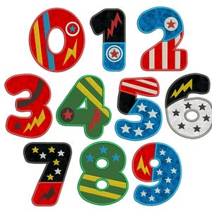 Puede incluir: Un conjunto de números bordados del 0 al 9, cada uno con un diseño único. Los números son de varios colores, incluyendo rojo, azul, verde y negro, con acentos amarillos y blancos. Los diseños incluyen estrellas, rayas y rayos. Ideal para manualidades.