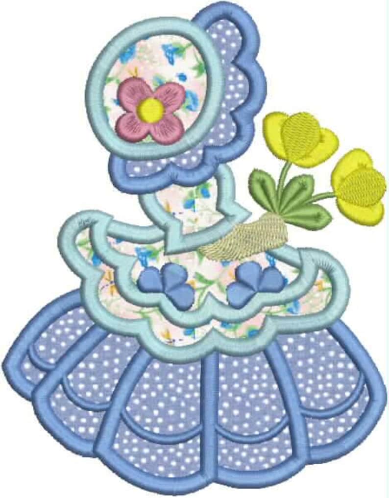 Pu&ograve; includere: Un disegno ricamato con un cappello con un motivo floreale e un fiore rosa con un centro giallo. Il disegno include un bordo smerlato azzurro e una gonna con un motivo a pois. Sono inclusi anche fiori gialli con foglie verdi.