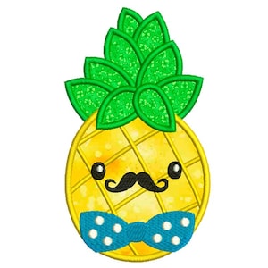 Può includere: Un ananas dei cartoni animati con un corpo giallo, una parte superiore verde e un papillon blu con pois bianchi. L'ananas ha baffi neri e occhi neri, che gli conferiscono un aspetto amichevole.