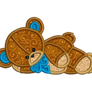 Puede incluir: Aplicación bordada de un oso de peluche en tonos marrón, beige y azul. El oso presenta un diseño detallado con patrones arremolinados en la cabeza y el cuerpo, y un lazo azul. La aplicación está diseñada para coserse a la tela.