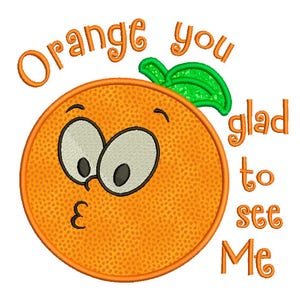 Puede incluir: Naranja bordada con una cara sonriente, hoja verde y el texto "Orange you glad to see Me". El diseño es brillante y alegre, adecuado para ropa o decoración del hogar.