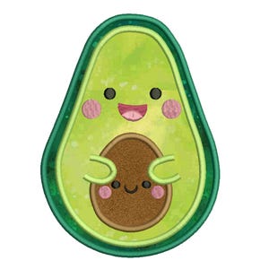 Op de afbeelding: Een lachend avocado-ontwerp met een groene buitenkant en een bruine pit. De avocado heeft roze wangen en een lachende mond. De pit heeft een lachend gezicht en wordt vastgehouden door de avocado.