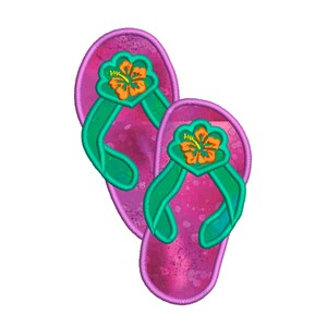 Op de afbeelding: Geborduurde slippers met een roze basis en een aquareleffect. De groene bandjes zijn versierd met een bloem met oranje en gele bloemblaadjes. Een paar zomerschoenen.
