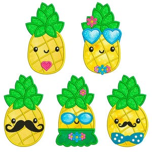Puede incluir: Cinco diseños de piñas amarillas con copas verdes con forma de hojas. Cada piña tiene una cara sonriente. Algunas piñas tienen accesorios como gafas de sol, bigote, pajarita y flores.