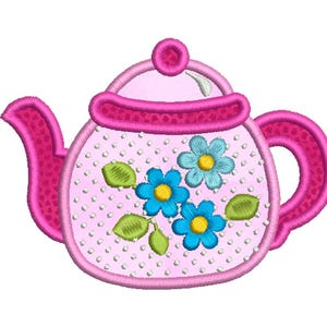 Op de afbeelding: Een roze theepot met een bloemenontwerp. De theepot heeft een roze handvat, tuit en deksel. De body van de theepot is lichtroze met witte stippen en blauwe bloemen met gele centra en groene bladeren.