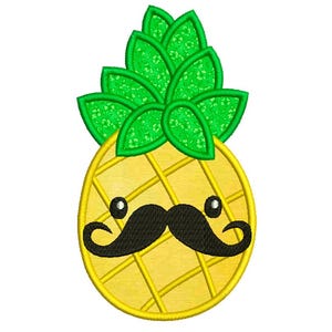 Może przedstawiać: Żółty ananas z czarnymi wąsami i zielonymi liśćmi. Wzór to haftowana naszywka. Ananas ma wzór kratki i czarne oczy.
