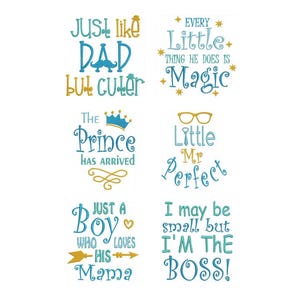 Könnte beinhalten: Auf weißem Hintergrund sind acht Sätze in blauer und goldener Schrift zu sehen. Sätze wie "Just like Dad but cuter", "Every little thing he does is magic" und "I'm the boss!" sind enthalten. Die Sätze sind wahrscheinlich für Baby- oder Kleinkindartikel.