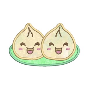 Peut inclure: Motif brodé représentant deux raviolis de dessin animé souriants avec des joues roses et des bouches ouvertes, posés sur une assiette verte. Les raviolis sont beiges avec un contour marron clair et une ligne marron foncé en haut.