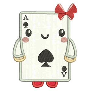 Può includere: Carta da gioco ricamata Asso di Picche con un volto sorridente, guance rosate e un fiocco rosso. La carta ha braccia, piedi rossi e il simbolo di picche. La carta legge "A" e "Asso" negli angoli.