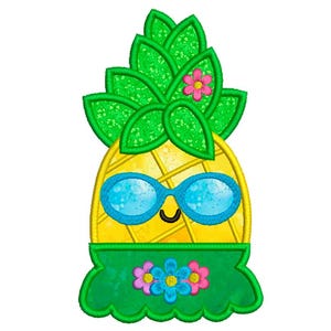 Può includere: Un ananas dei cartoni animati con occhiali da sole, una faccia sorridente e una parte superiore verde e frondosa. L'ananas è giallo con una gonna verde e un fiore rosa. Gli occhiali da sole hanno lenti blu.
