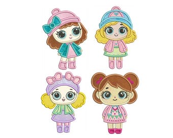Può includere: Quattro design di bambole ricamate. Ogni bambola ha grandi occhi, guance rosee e indossa un cappello e un abito in vari colori pastello. Le bambole hanno acconciature diverse, tra cui capelli biondi e castani ricci, e indossano stivali.