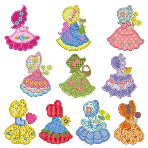 Pu&ograve; includere: Una collezione di nove colorati disegni ricamati di ragazze in stile vintage con cappellini e vestiti. Ogni disegno presenta palette di colori e dettagli unici, tra cui fiori, cestini e giocattoli. Adatto per progetti di artigianato.