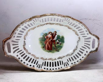 Vintage Duitse ovale schaal met opengewerkt patroon - tafereel van een verliefd stel, vergulde rand