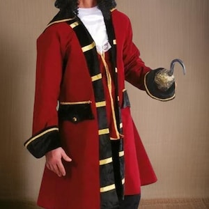 Puede incluir: Un disfraz de pirata rojo con detalles en negro y dorado. El disfraz incluye un abrigo largo con ribetes negros y rayas doradas, pantalones negros y una mano de gancho. El abrigo tiene bolsillos y puños negros con ribetes dorados.