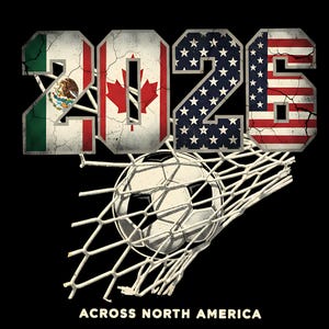 Op de afbeelding: Een grafisch ontwerp met het jaar "2026" met de vlaggen van Mexico, Canada en de Verenigde Staten. Een voetbal zit in een net, met de tekst "ACROSS NORTH AMERICA" eronder. Het ontwerp staat op een zwarte achtergrond.