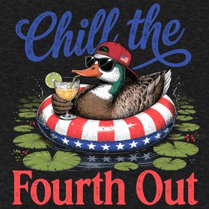 Könnte beinhalten: Grafikdesign mit einer Ente mit Sonnenbrille und roter Kappe mit amerikanischer Flagge, die in einem patriotischen Schwimmer mit einem Getränk entspannt. Der Text lautet "Chill the Fourth Out" in Blau und Rot.
