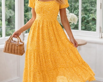 Könnte beinhalten: Gelbes Midikleid mit quadratischem Ausschnitt und kurzen Ärmeln. Das Kleid hat ein weißes Tupfenmuster und einen Stufenrock. Ein kleiner Weidenkorb wird in der Hand gehalten. Das Kleid ist für einen Sommertag geeignet.