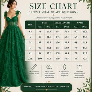 Puede incluir: Tabla de tallas para un vestido verde con apliques florales en 3D. La tabla incluye medidas de busto, largo del vestido y cintura en cm y pulgadas. El texto dice "Elegantly Made For Your Special Moments."