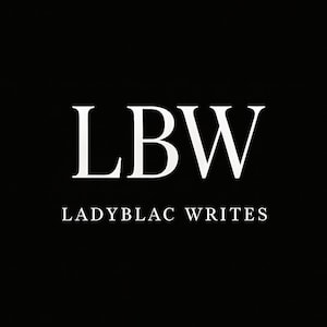 Op de afbeelding: Een zwarte achtergrond met de witte tekst "LBW" in een schreefletter boven "LADYBLAC WRITES" in een schreefloze letter. De tekst is gecentreerd.