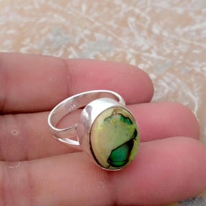 Handgefertigter Ring aus 925er Sterlingsilber mit ovalem, grünem Monarch-Opal als Statement-Ring