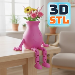 Puede incluir: Un jarrón rosa caprichoso con brazos y piernas, que contiene un ramo de flores amarillas y rosas. El jarrón tiene una cara sonriente y está sentado en una mesa de madera. El texto "3D STL" está en un cuadrado azul y naranja.