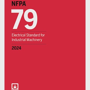 Könnte beinhalten: Ein roter Einband mit weißem Text "NFPA 79", sowie "Electrical Standard for Industrial Machinery" und dem Jahr "2024". Das NFPA-Logo befindet sich unten.