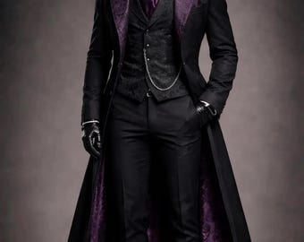 Könnte beinhalten: Ein langer schwarzer Mantel mit violettem Muster am Revers und Innenfutter, getragen über einer schwarzen gemusterten Weste, einem weißen Hemd mit Kragen und einem violetten Plastron. Dazu eine schwarze Hose, schwarze Lederhandschuhe und Schuhe.