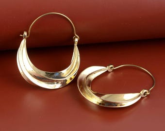 ゴールドフープピアス、三日月型フープピアス、ステートメントフープピアス、彫刻的なゴールドピアス、ボヘミアンピアス、ミニマリストジュエリー、ギフト