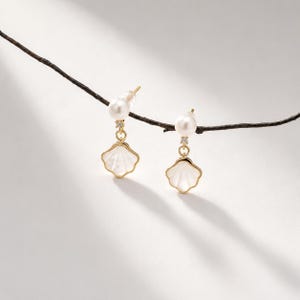 Oorbellen met zoetwaterparels en schelpvormige hangers van 925 sterling zilver, goudkleurige details, kuststijl sieraden.