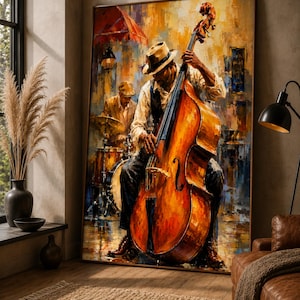 Könnte beinhalten: Ein großer gerahmter Kunstdruck mit einem impressionistischen Ölgemälde einer Jazzband. Die Szene zeigt einen Musiker mit Hut, der im Vordergrund einen Kontrabass spielt, während im Hintergrund ein Schlagzeuger zu sehen ist, gehalten in warmen Tönen.